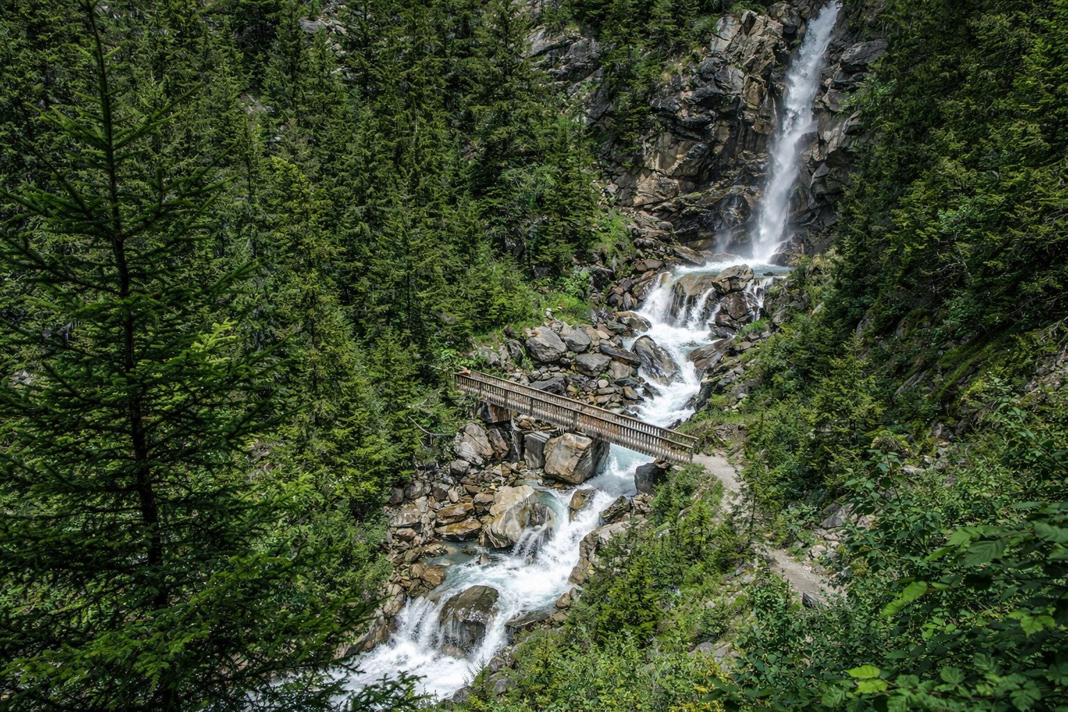 Paysage de montagne enneigé