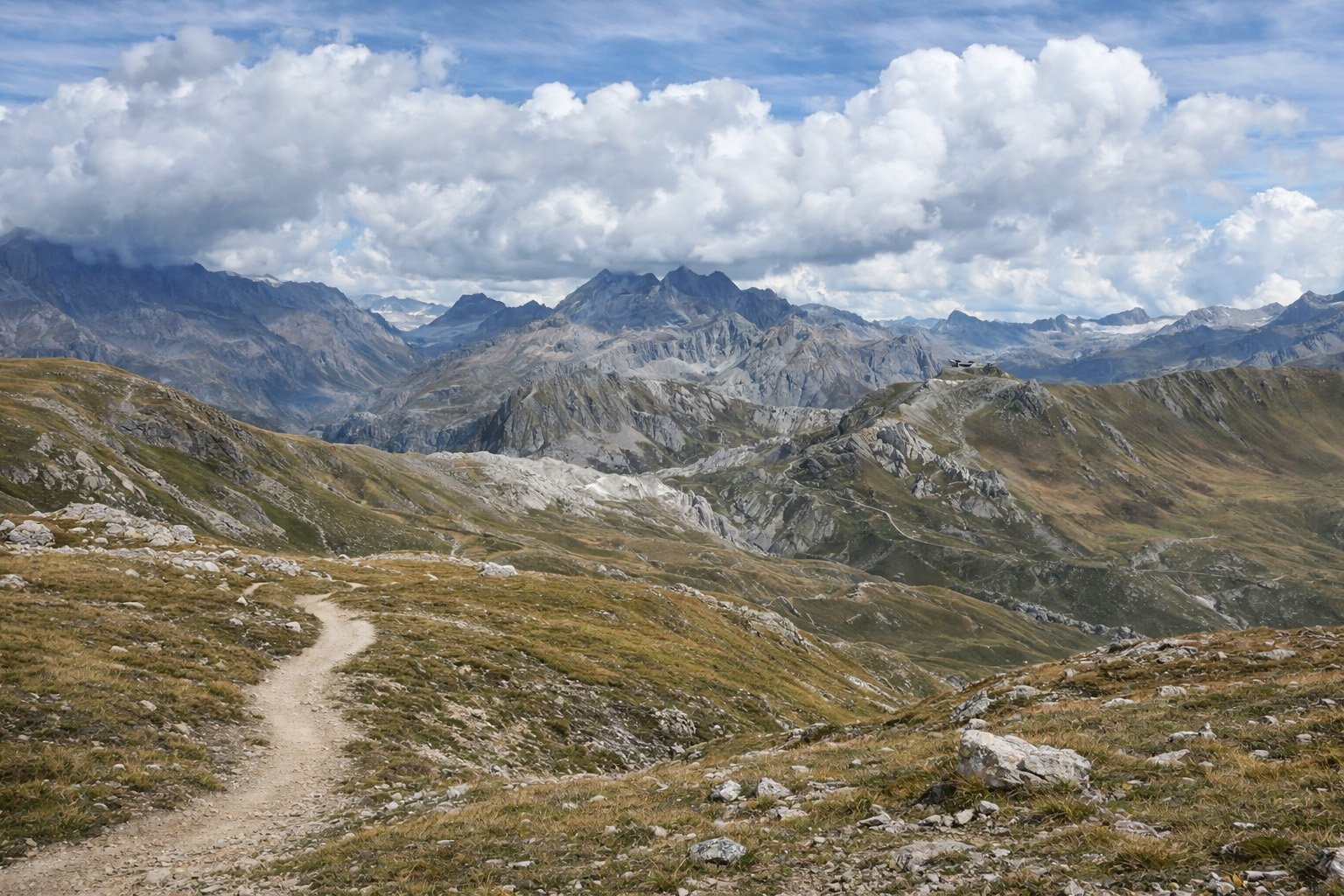 Sommet enneigé dans les Alpes