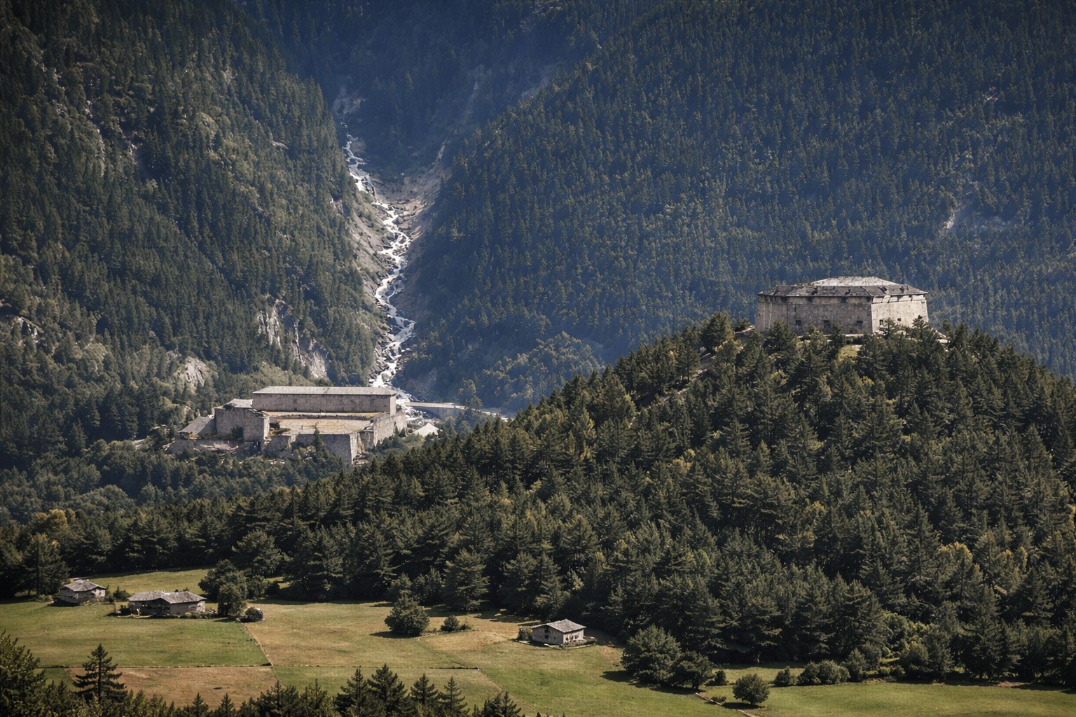 Forts de l'Esseillon vus des gorges de l'Arc